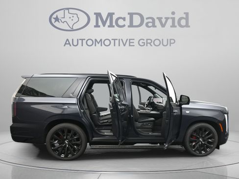 Used 2026 Cadillac Escalade Platinum Sport w/ LPO, ONYX Package AWD/4WD image 40