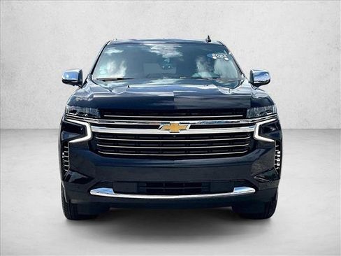 Used 2024 Chevrolet Suburban LT w/ Luxury Package RWD image 3