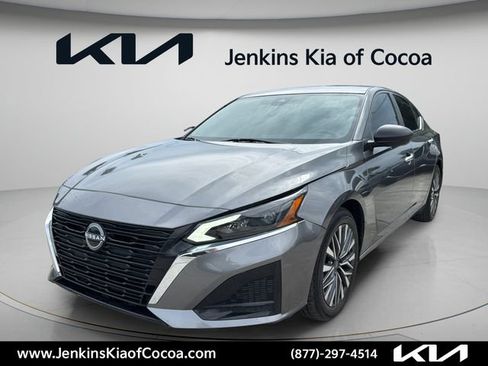 Used 2025 Nissan Altima 2.5 SV FWD image 11