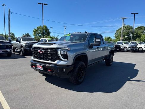 Used 2024 Chevrolet Silverado 2500 ZR2 w/ Technology Package AWD/4WD image 9