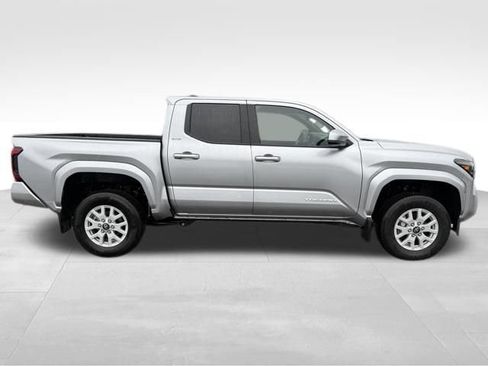Used 2025 Toyota Tacoma SR5 image 9