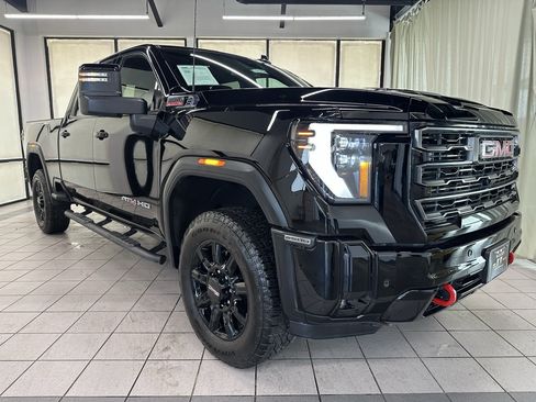 Used 2025 GMC Sierra 2500 AT4 AWD/4WD image 2