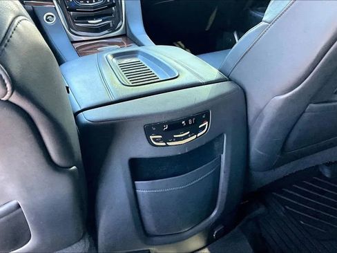 Used 2019 Cadillac Escalade Luxury AWD/4WD image 10