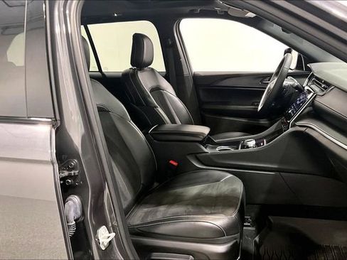 Used 2024 Jeep Grand Cherokee Altitude image 31