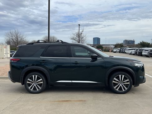 Used 2024 Nissan Pathfinder Platinum image 10