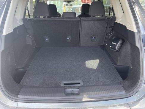 Used 2025 Nissan Rogue SV AWD/4WD image 33
