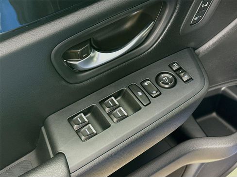Used 2025 Honda Pilot TrailSport image 21
