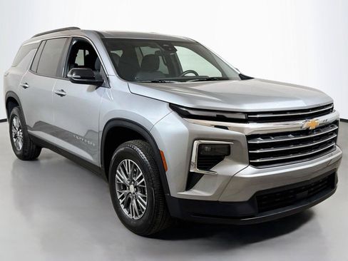 Certified 2026 Chevrolet Traverse LT FWD image 3