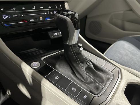 Certified 2025 Volkswagen Jetta SE image 25