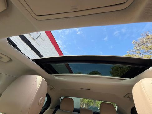 Used 2019 Jaguar XE Premium image 33