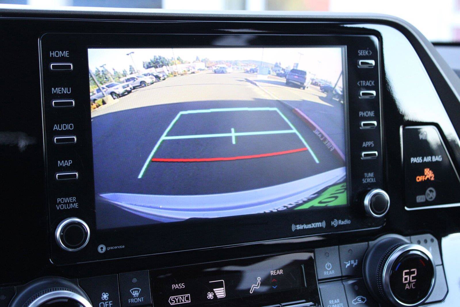 Used 2022 Toyota Highlander XLE AWD/4WD image 32