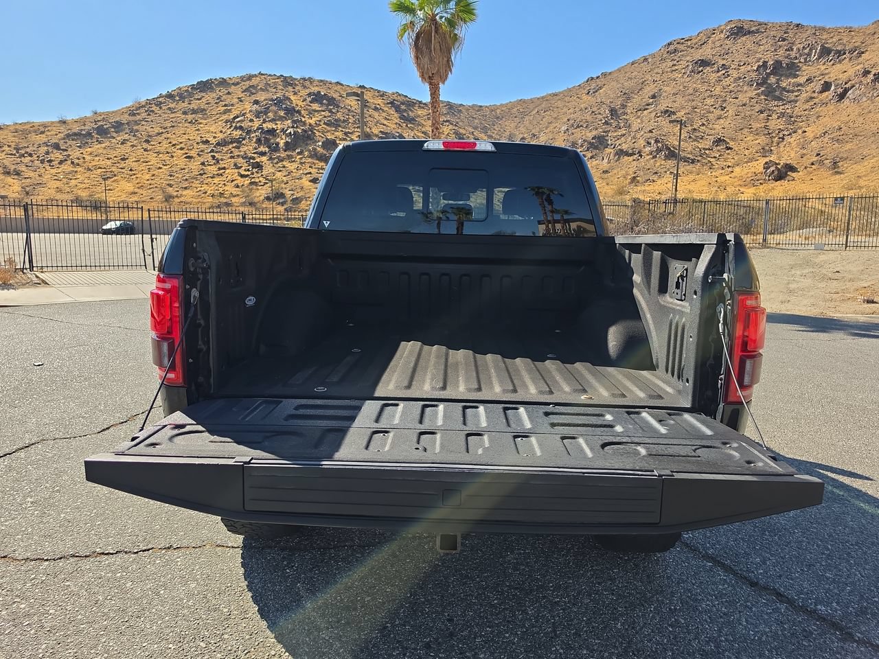 Used 2016 Ford F150 Platinum w/ Equipment Group 701A Luxury AWD/4WD image 27