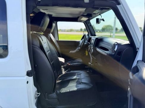 Used 2014 Jeep Wrangler Sahara w/ Connectivity Group AWD/4WD image 11