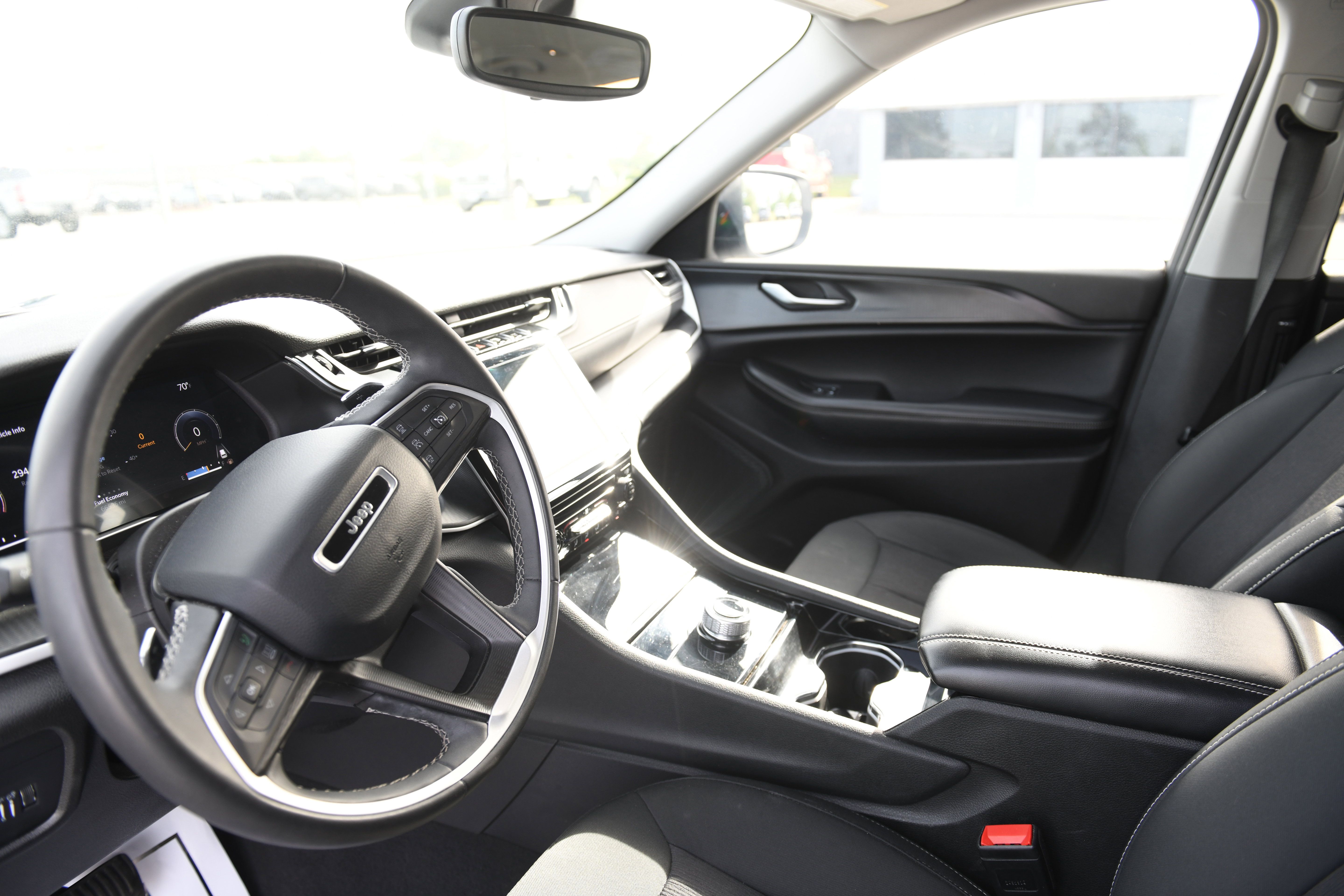 Used 2023 Jeep Grand Cherokee L Laredo RWD image 17