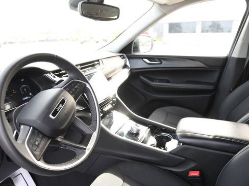 Used 2023 Jeep Grand Cherokee L Laredo RWD image 17