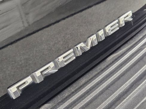 Used 2022 Chevrolet Suburban Premier RWD image 12