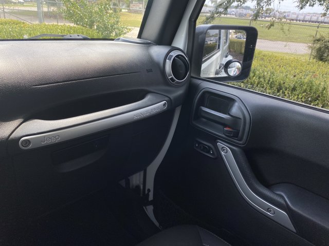 Used 2017 Jeep Wrangler Unlimited Sahara AWD/4WD image 15