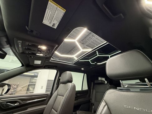 Used 2024 GMC Yukon Denali AWD/4WD image 14
