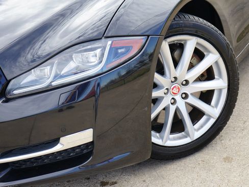 Used 2018 Jaguar XJ R-Sport image 11