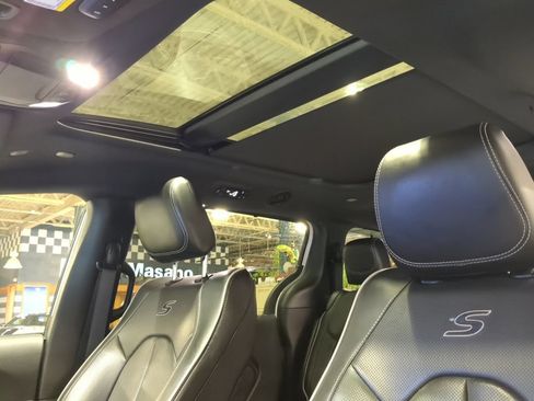 Used 2025 Chrysler Pacifica Limited FWD image 18