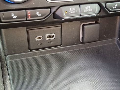 Used 2021 Chevrolet Suburban LT image 31