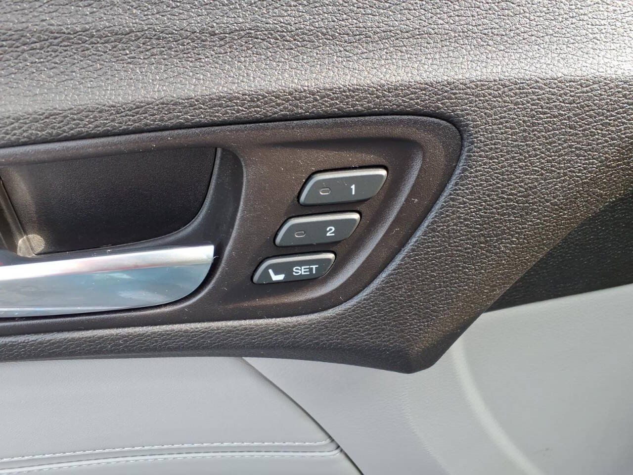 Used 2017 Acura TLX w/ Technology Package FWD image 16