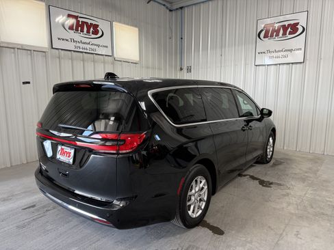 Used 2026 Chrysler Pacifica Select FWD image 3