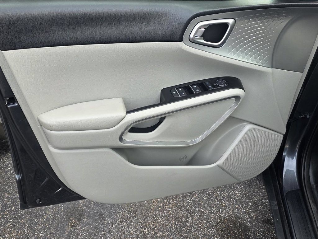 Used 2023 Kia Soul LX w/ LX Technology Package FWD image 25