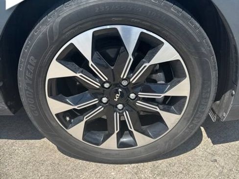 Used 2024 Kia Carnival EX FWD image 3