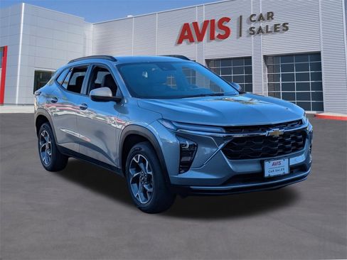 Used 2025 Chevrolet Trax LT w/ LT Convenience Package image 3