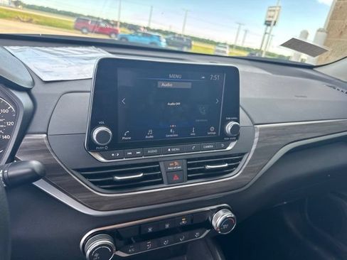 Used 2025 Nissan Altima 2.5 SV FWD image 19