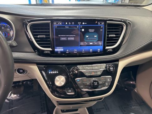 Used 2023 Chrysler Pacifica Touring-L FWD image 16