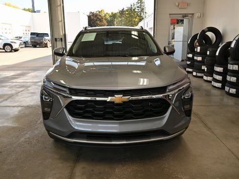 Used 2024 Chevrolet Trax LT w/ Driver Confidence Package image 2