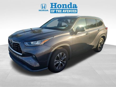 Used 2020 Toyota Highlander XLE w/ Preferred Accessory Package FWD image 3