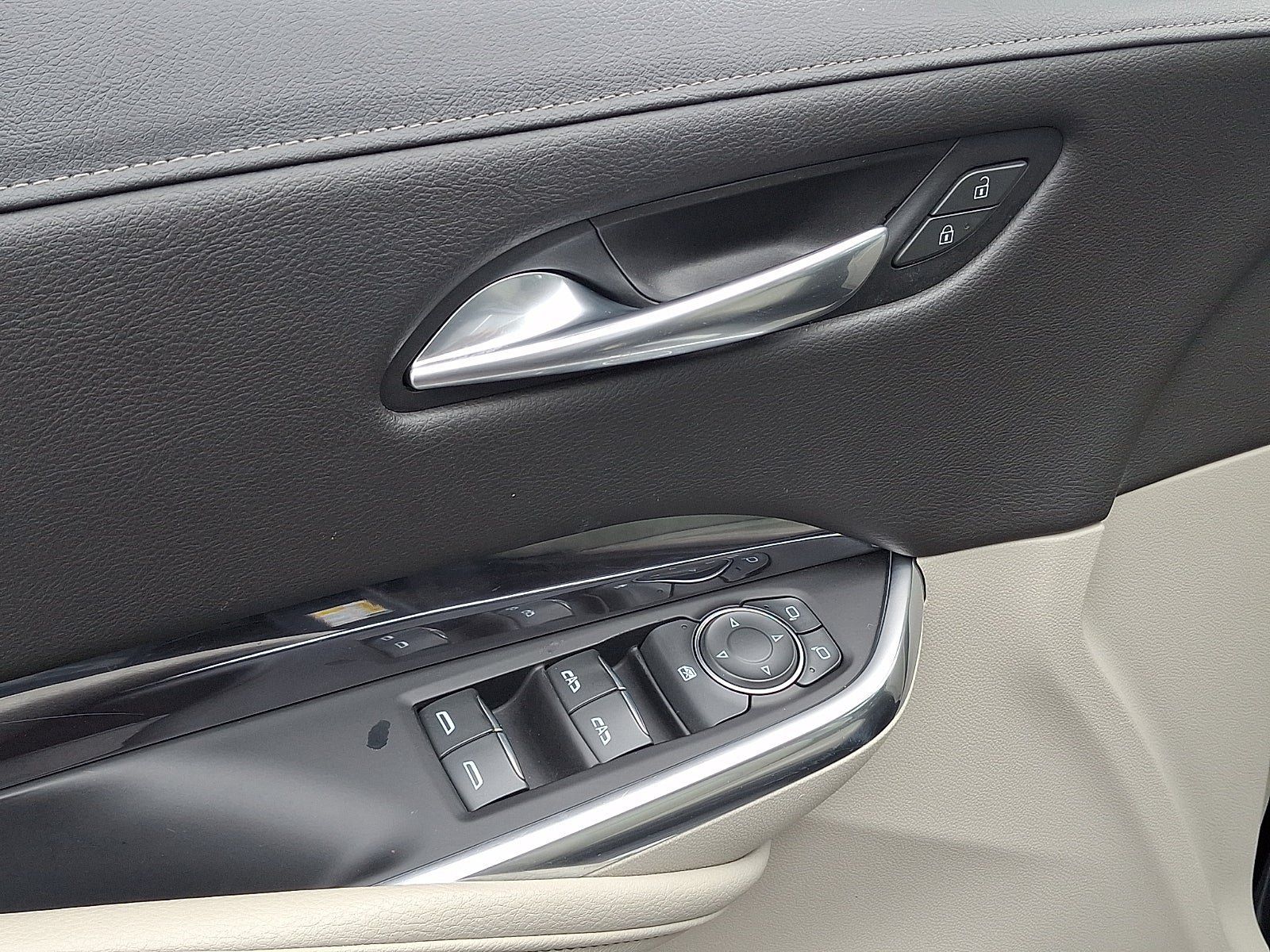 Used 2021 Cadillac XT4 Luxury w/ Cold Weather Package FWD image 13