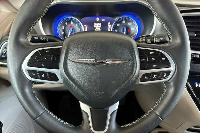 Used 2022 Chrysler Pacifica Touring-L FWD image 21