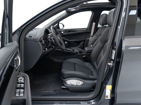Certified 2025 Porsche Macan AWD/4WD image 17