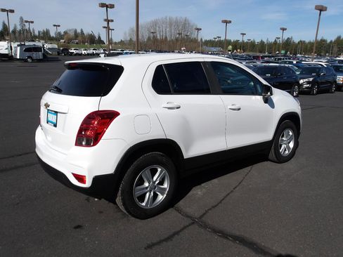 Used 2022 Chevrolet Trax LS w/ Tint and Cruise Package AWD/4WD image 5