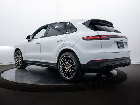Certified 2023 Porsche Cayenne Platinum Edition image 3