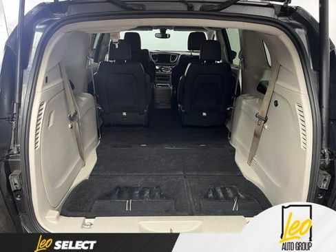 Used 2018 Chrysler Pacifica Touring-L Plus w/ Tire & Wheel Group FWD image 12