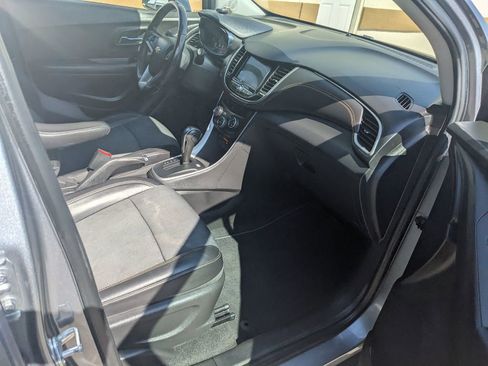 Used 2019 Chevrolet Trax LT w/ LT Convenience Package image 11
