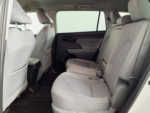 Used 2021 Toyota Highlander LE FWD image 14