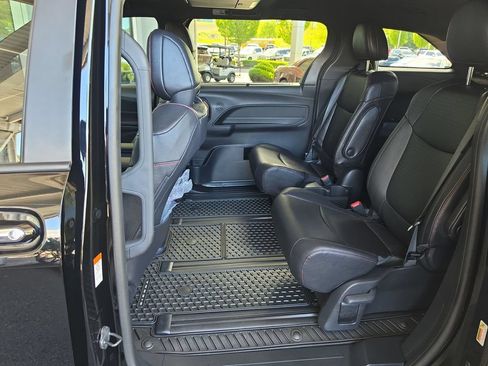 Used 2025 Toyota Sienna XSE AWD/4WD image 29