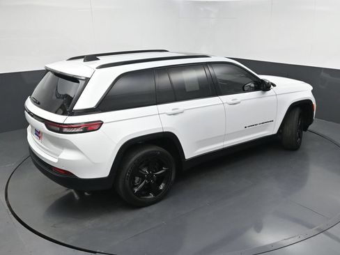Used 2025 Jeep Grand Cherokee Altitude RWD image 36