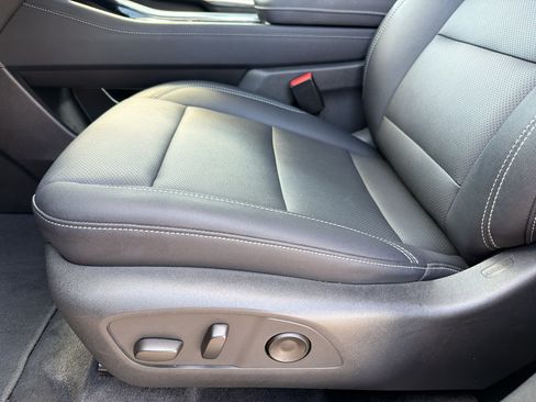 Used 2025 Chevrolet Traverse LT FWD image 23