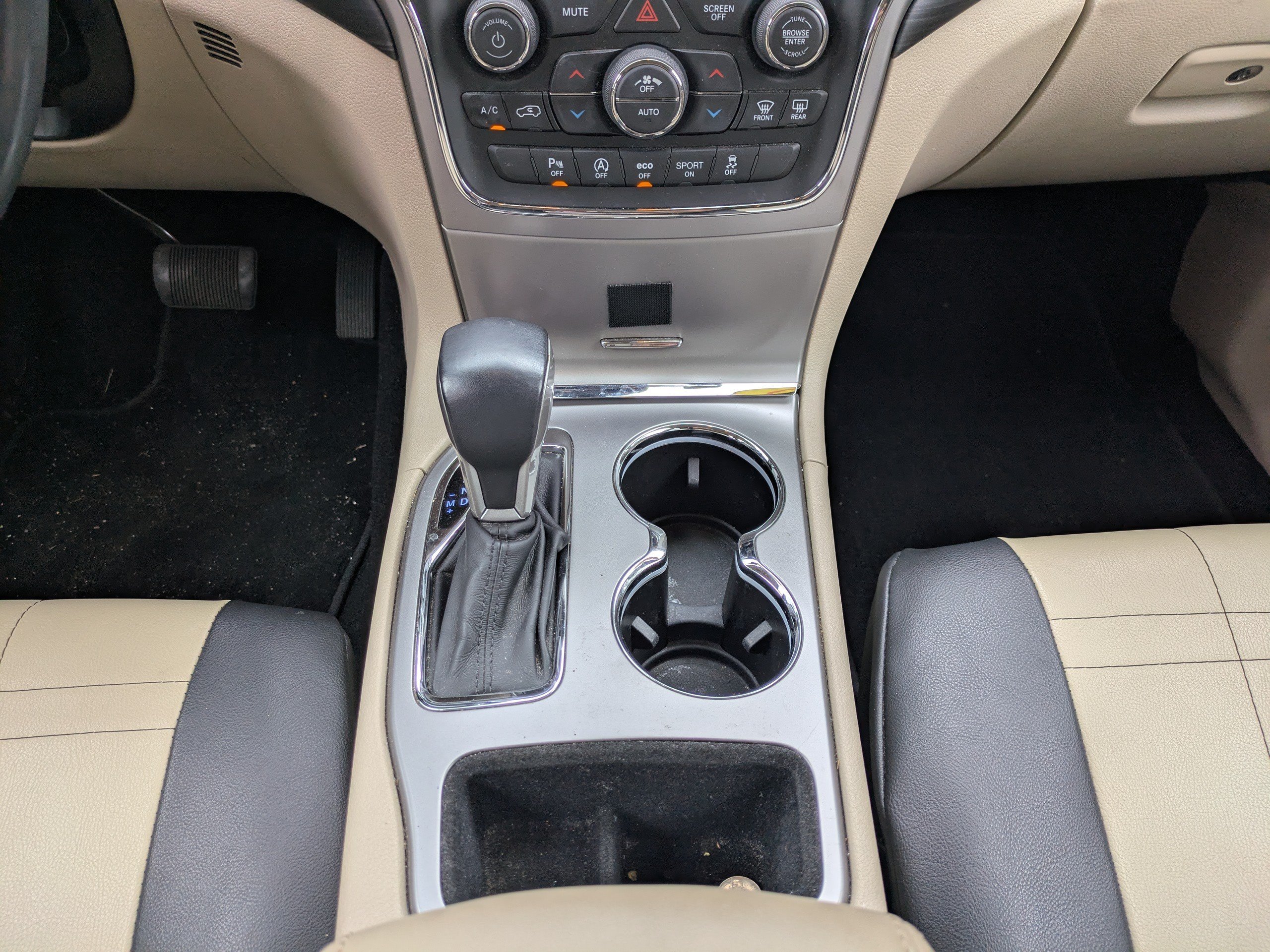 Used 2021 Jeep Grand Cherokee Laredo w/ Security & Convenience Group AWD/4WD image 18