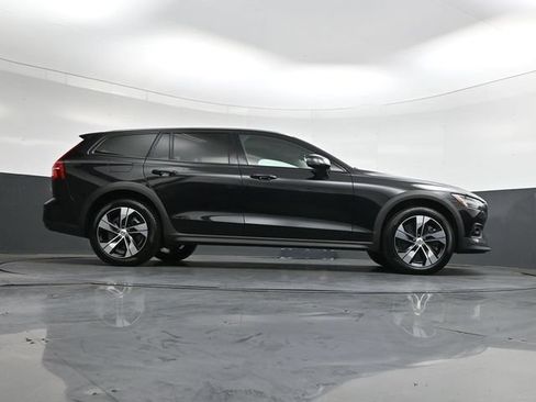 Used 2025 Volvo V60 B5 Cross Country Plus AWD/4WD image 32