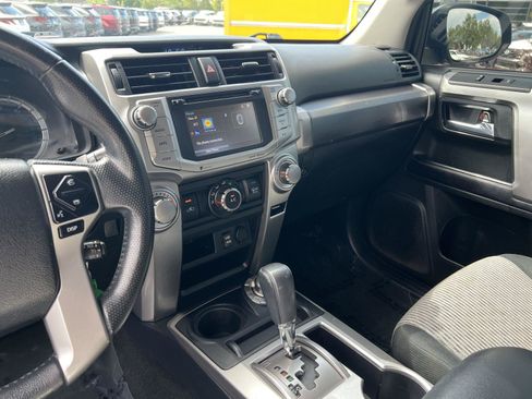 Used 2017 Toyota 4Runner SR5 AWD/4WD image 35