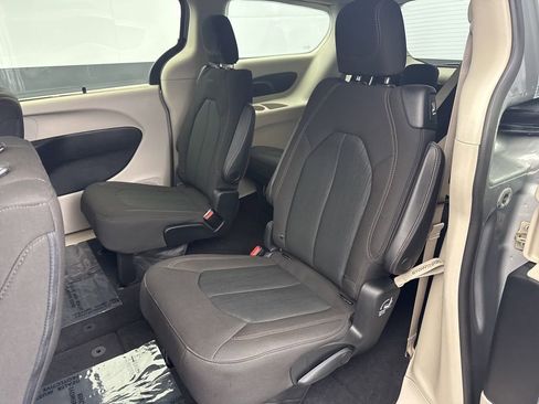 Used 2020 Chrysler Pacifica Touring image 13