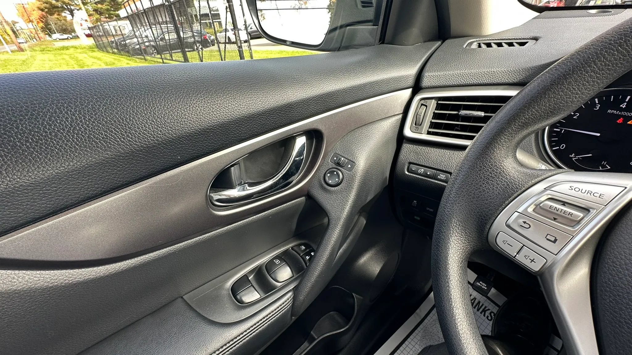 Used 2016 Nissan Rogue SV AWD/4WD image 19